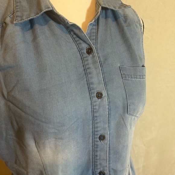 Sleeveless Button-up Dress - Picture 3 of 6